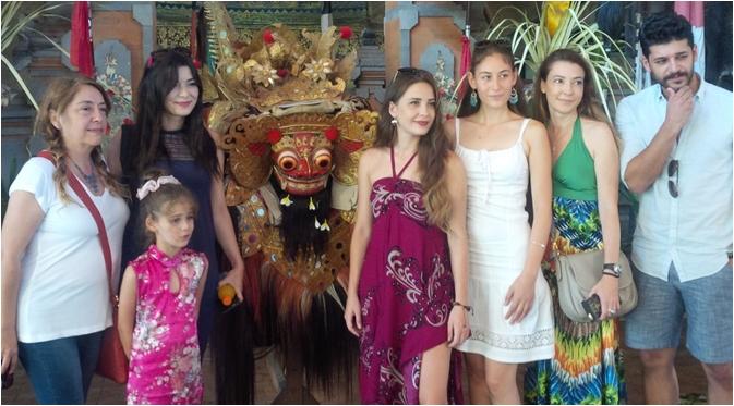 Pemain elif kunjungi pulau Bali (via SCTV)