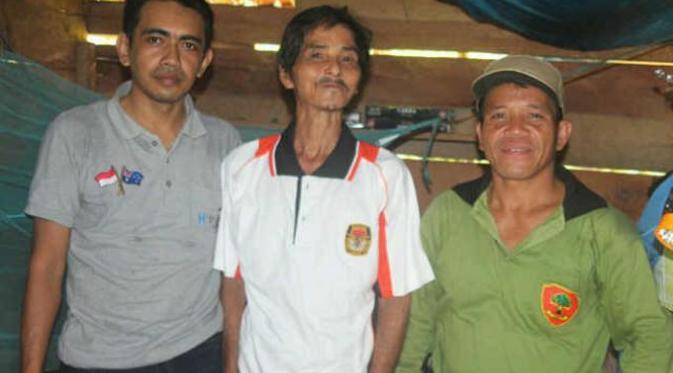 Orang bernama unik, Pak Pocong (berbaju putih) warga Kota Singkawang, Kalimantan Barat | Via: kaskus.co.id