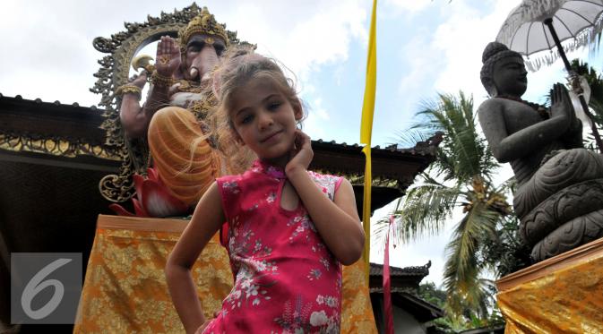 Pemain serial Elif, Isabella Damla Guvenilir sedang bergaya di Ubud Galeri kawasan Gianyar, Bali, Kamis (27/8/2015). Para pemain Elif melihat-lihat lukisan dan mencoba melukis. (Liputan6.com/Herman Zakharia)