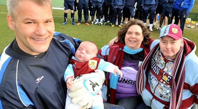Fans Burnley ini memberikan nama super untuk anaknya. (Givemesport)
