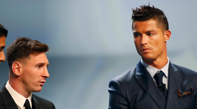 Tak hanya di lapangan, Lionel Messi dan Cristiano Ronaldo juga bersaing dalam perolehan gaji. (REUTERS/Eric Gaillard)