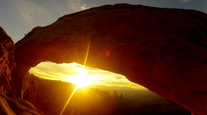 Mesa Arch, Taman Nasional Canyonlands. | via: 24saltlake.com