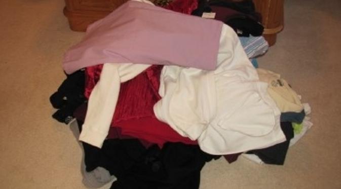 Pisahkan pakaian yang nggak muat di lemarimu. (Via: orgjunkie.com)