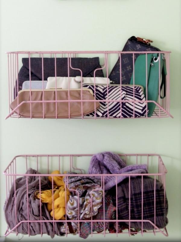 Pakai keranjang di dinding untuk menaruh aksesoris atau scarfmu. (Via: blogger.com)