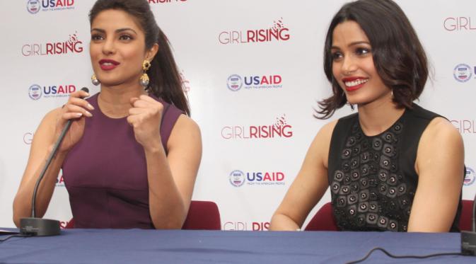 Priyanka Chopra dan Freida Pinto untuk Girl Rising: A Global Campaign For Girls' Education in India (Townnews.com)