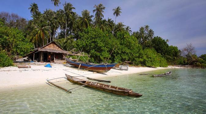 'Menaklukkan' Ganasnya Ombak Laut di Pulau Nias. | via: beachmeter.com