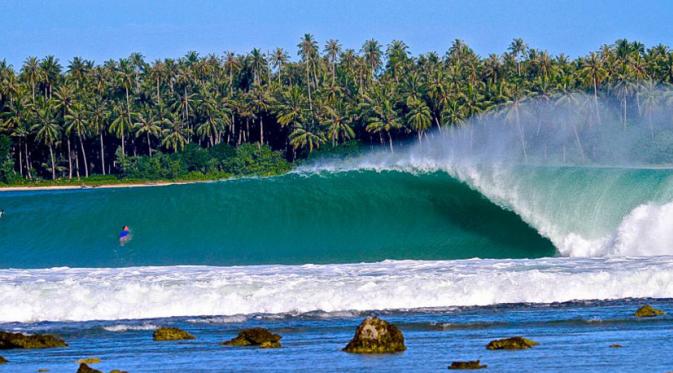 'Menaklukkan' Ganasnya Ombak Laut di Pulau Nias. | via: aspakb.blogspot.com