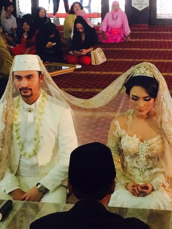 Pernikahan Reza Pahlevi dan Astrilika Lintong pada Jumat (28/8/2015) (Altov Johar/Bintang.com)