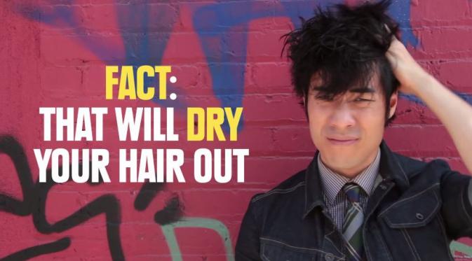 Keramas setiap hari bikin rambutmu kering (Via: youtube.com)