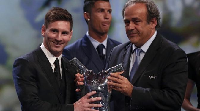 Lionel Messi terima penghargaan dari Michel Platini (VALERY HACHE / AFP)