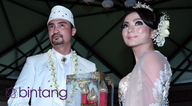 Mengenakan setelan baju pengantin serba putih, Reza Pahlevi mengucap janji suci pernikahan di Masjid Raya Al Ittihaad, kawasan Tebet, Jakarta Selatan pada Jumat (28/8/2015). (Deki Prayoga/Bintang.com)