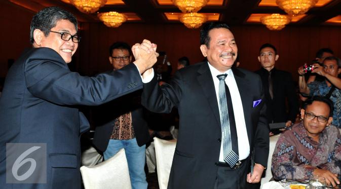 Ketua Umum Dewan Pimpinan Nasional Peradi, Fauzie Hasibuan (kiri) bersalaman dengan mantan Ketua Umum Peradi Otto Hasibuan (kanan) saat pelantikan pengurus Peradi periode 2015-2020 di Jakarta, Jumat (28/8/2015). (Liputan6.com/Andrian M Tunay)