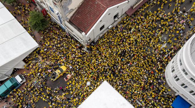 'Lautan Manusia' serba kuning di demo besar-besaran Malaysia menuntut PM Najib Razak mundur. (Reuters)