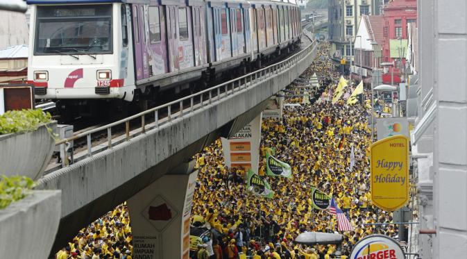 Para pendemo itu berjalan di ibukota Malaysia dari kelompok Bersih yang menuntut PM Nazin Razak mundur. (Reuters)