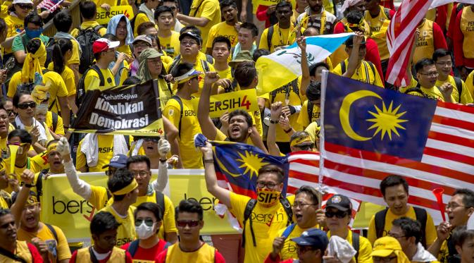 Para pendemo itu berjalan di ibukota Malaysia dari kelompok Bersih yang menuntut PM Nazin Razak mundur. (Reuters)