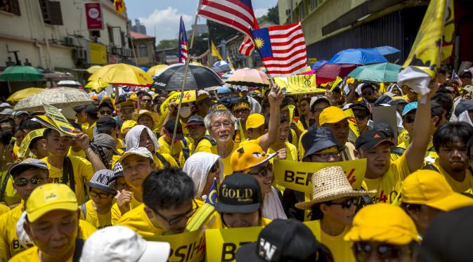 Ribuan orang kompak mengenakan busana berwarna kuning saat melakukan aksi menuntut Perdana Menteri Najib Razak untuk mengundurkan diri karena diduga melakukan korupsi, Malaysia, Sabtu (29/8/2015). (Reuters/ Athit Perawongmetha)