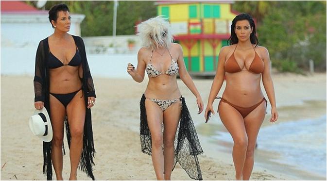 Kim Kardashian tunjukkan lekuk-lekuk tubuh di pinggir pantai (via dailymail.co.uk)