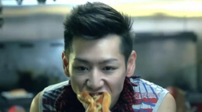 Yuk, Kenalan sama 'Competitive Eater' Legendaris Takeru Kobayashi | via: huffpost.com