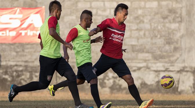 Pemain Bali United Pusam, Sultan Samma (depan) mengikuti latihan terakhir sebelum jumpa Persija pada Piala Presiden 2015 di Denpasar, Bali, Sabtu (29/8/2015). (Bola.com/Vitalis Yogi Trisna)