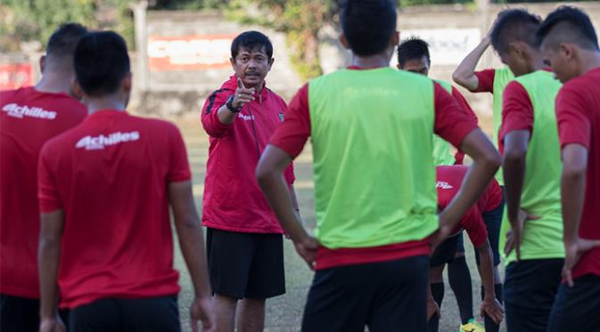 Pelatih Bali United, Indra Sjafri memberikan arahan kepada tim asuhannya pada latihan terakhir sebelum menghadapi Persija di laga Piala Presiden 2015, Denpasar, Bali, Sabtu (30/8/2015). (Bola.com/Vitalis Yogi Trisna)