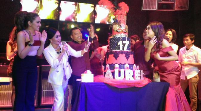 Aurel Hermansyah merayakan ulang tahun ke-17 di LV Club Kemang, Jakarta Selatan, Sabtu (29/8/2015) malam. (foto: Liputan6.com/Rizky Aidtya Saputra)