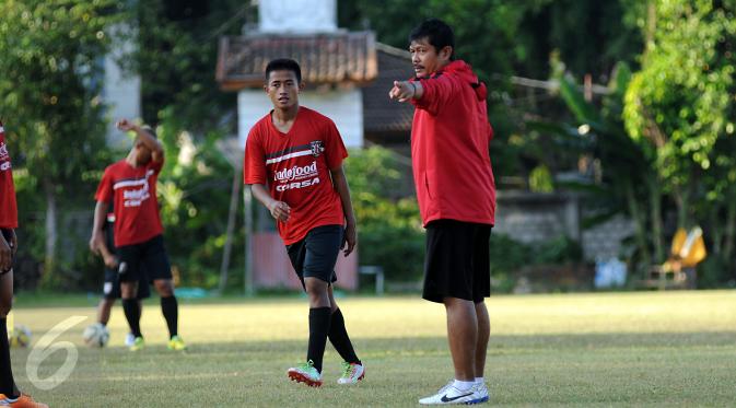 Pelatih Bali United, Indra Sjafri (kanan) memberikan arahan pada Bayu Gatra saat latihan di Lapangan Trisakti, Legian, Bali, Sabtu (29/8/2015). Bali United akan berlaga melawan Persija di Grup C Piala Presiden 2015. (Liputan6.com/Helmi Fithriansyah)