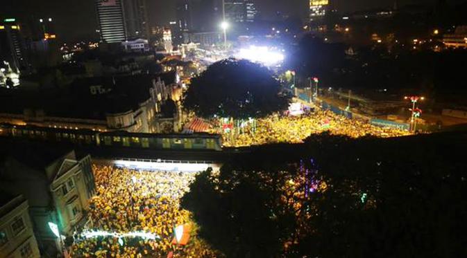 Gelombang unjuk rasa kelompok Bersih di Kuala Lumpur, Minggu (30/8/2015) malam. (www.twitter.com/‏@themmailonline)