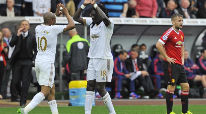 Andre Ayew dan Bafetimbi Gomis rayakan gol ke gawang MU (Reuters)