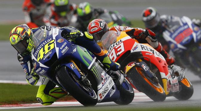 Rider Yamaha, Valentino Rossi bersaing dengan Marc Marquez dari Honda pada MotoGP 2016. (Reuters)
