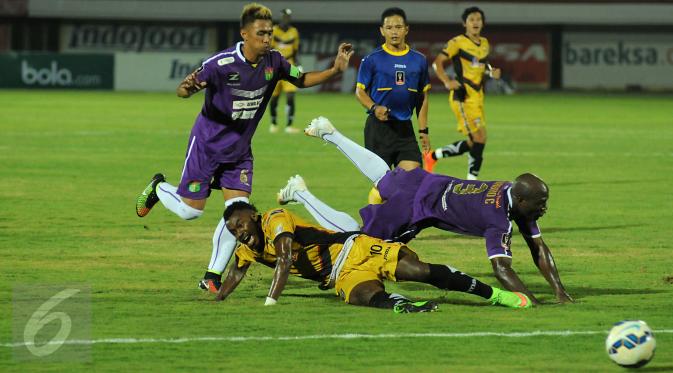 Pesepakbola Mitra Kukar, Nike Ondua Guy Jr terjatuh saat laga melawan Persita di turnamen Piala Presiden 2015 di Stadion I Wayan Dipta, Gianyar, Bali, Minggu (30/8/2015). Mitra Kukar menahan imbang Persita 0-0. (Liputan6.com/helmi Fithriansyah)