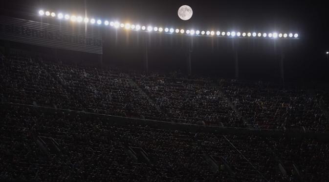 Menengok Keindahan Potret 'Supermoon' Pertama di Tahun Ini. | via: Josep Lago/AFP/Getty Images