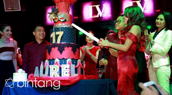 Kebahagiaan menyelimuti Aurel Hermansyah ketika melakukan potong kue di hari ulang tahunnya yang ke-17. (Wimbarsana/Bintang.com)