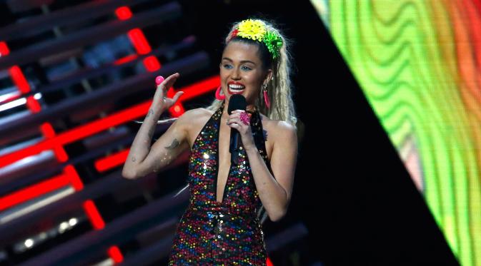 Miley Cyrus berbicara di atas panggung saat menjadi host di ajang bergengsi MTV VMA 2015 yang digelar di Microsoft Theatre, Los Angeles, California, AS (30/8/2015). (REUTERS/Mario Anzuoni)