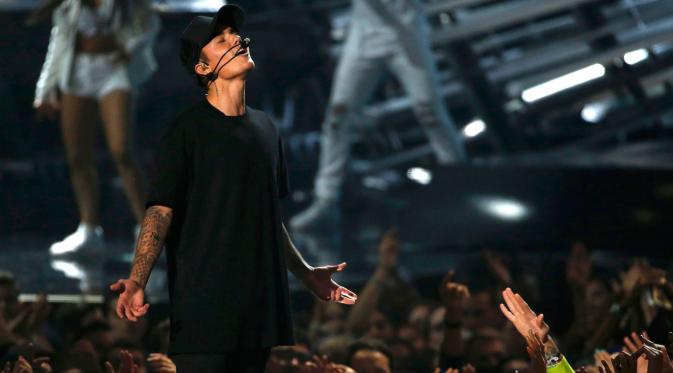 Justin Bieber saat menyanyikan lagu di MTV Video Music Awards 2015, Los Angeles , California,minggu (30/8/2015).Ia Membawakan medley single baru nya Where Are U Now dan What Do You Mean?. (REUTERS/Mario Anzuoni)