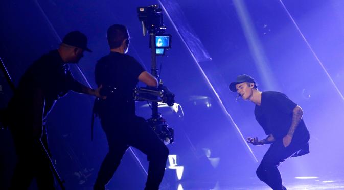 Penampilan Justin Bieber saat menyanyikan lagu acara MTV Video Music Awards 2015, Los Angeles , California,minggu (30/8/2015). Ia Membawakan medley single baru nya Where Are U Now dan What Do You Mean?. (REUTERS/Mario Anzuoni)