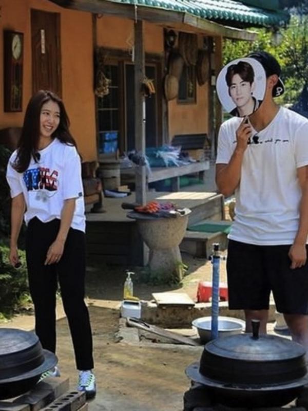 Park Shin Hye dalam variety show Three Meals a Day. Foto: via koreaboo.com