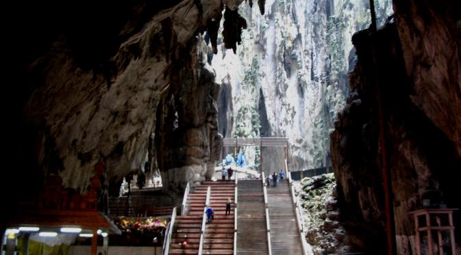 Tertegun Pesona Kuil Hindu Nan Artistik di Batu Cave, Malaysia. | via: vestigesoftime.blogspot.com