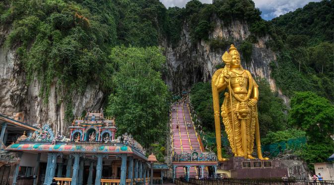 Tertegun Pesona Kuil Hindu Nan Artistik di Batu Cave, Malaysia. | via: aseantraveller.net