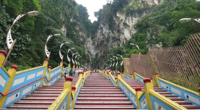 Tertegun Pesona Kuil Hindu Nan Artistik di Batu Cave, Malaysia. | via: tripadvisor.co.id