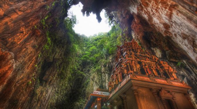 Menyaksikan sendiri pesona keindahan Kuil Hindu di Batu Cave, Malaysia.