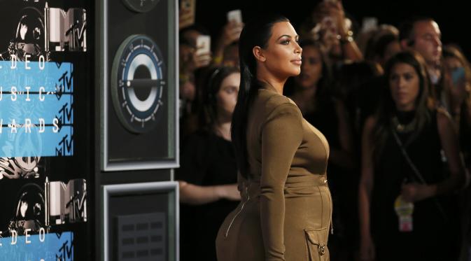Kim Kardashian turut hadir dalam ajang MTV VMA yang diselenggarkan di Microsoft Theatre, Los Angeles, AS, Minggu (30/8/2015). Kim tetap tampil seksi meski dalam keadaan hamil. (REUTERS/Danny Moloshok)