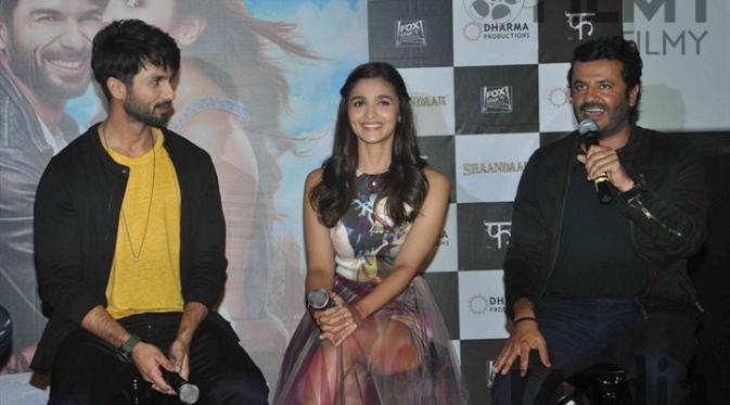 Shahid Kapoor dan Alia Bhatt saat mempromosikan film terbaru mereka Shaandaar. (ibtimes.co.in)