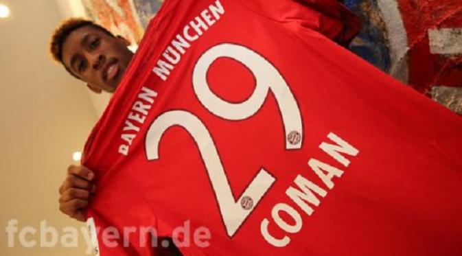 Kingsley Coman memegang jersey Bayern Munchen