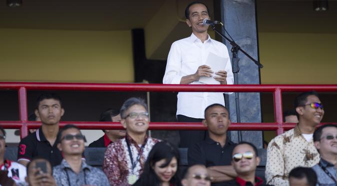 Presiden Joko Widodo menyampaikan sambutan pada pembukaan turnamen Piala Presiden di Stadion I Wayan Dipta, Bali, Minggu (30/8/2015). (Bola.com/Vitalis Yogi Trisna)