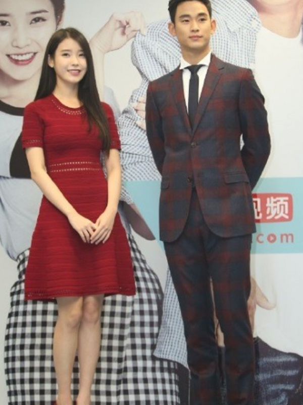 IU dan Kim Soo Hoo Hyun saat menghadiri fan meeting yang berlangsung di Tiongkok, baru-baru ini.