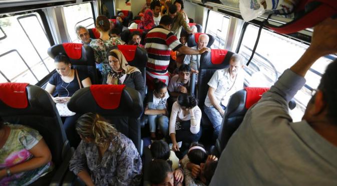 Berbagi gerbong dengan para penumpang lainnya (Reuters)