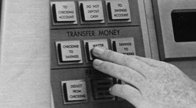 Mesin ATM jaman dahulu kala. (Bored Panda)