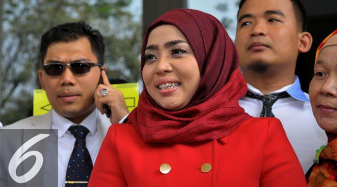 Istri Nassar, Muzdalifah saaat mendatangi Pengadilan Agama Tangerang Kota, Selasa (1/9/2015). [Foto: Faisal R. Syam/Liputan6.com]