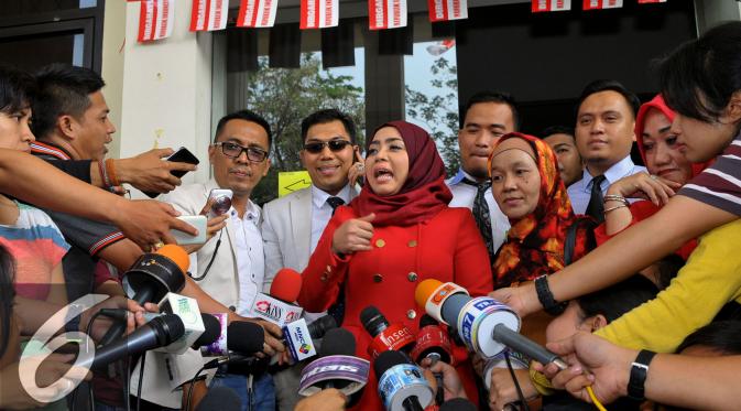 Istri Nassar, Muzdalifah saaat mendatangi Pengadilan Agama Tangerang Kota untuk menjalankan sidang cerai perdananya, Selasa (1/9/2015). [Foto: Faisal R. Syam/Liputan6.com]