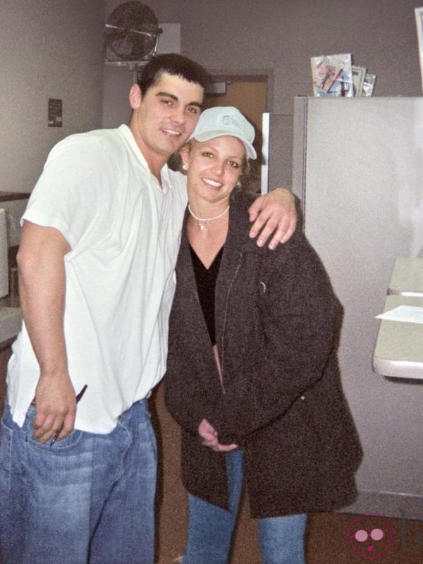Britney Spears dan Jason Alexander (via urbantabloid.com)